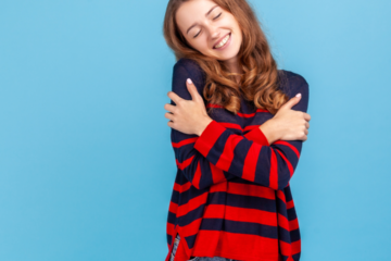 bambina che si abbraccia dolcemente, come reazione all'autostima raggiunta